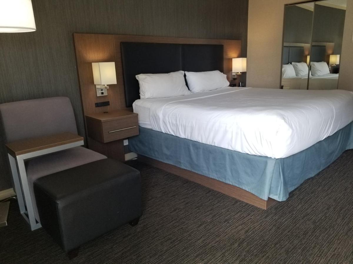 Holiday Inn Express Edmonton Downtown By Ihg Exterior photo