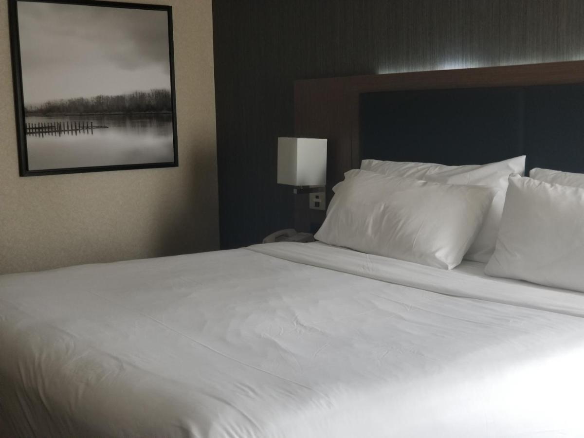 Holiday Inn Express Edmonton Downtown By Ihg Exterior photo