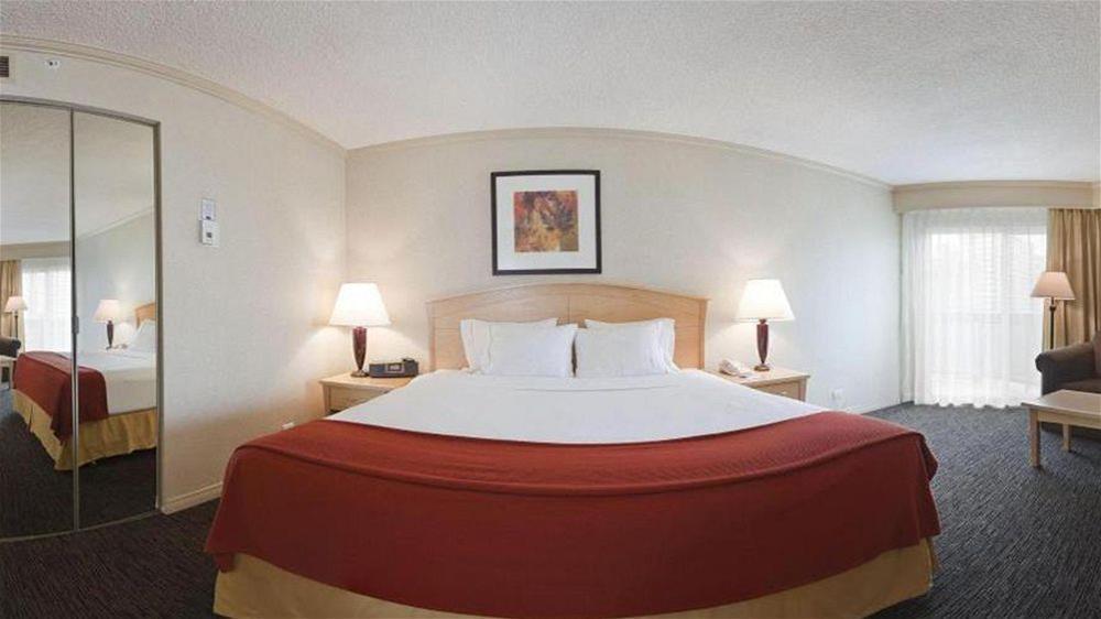 Holiday Inn Express Edmonton Downtown By Ihg Exterior photo