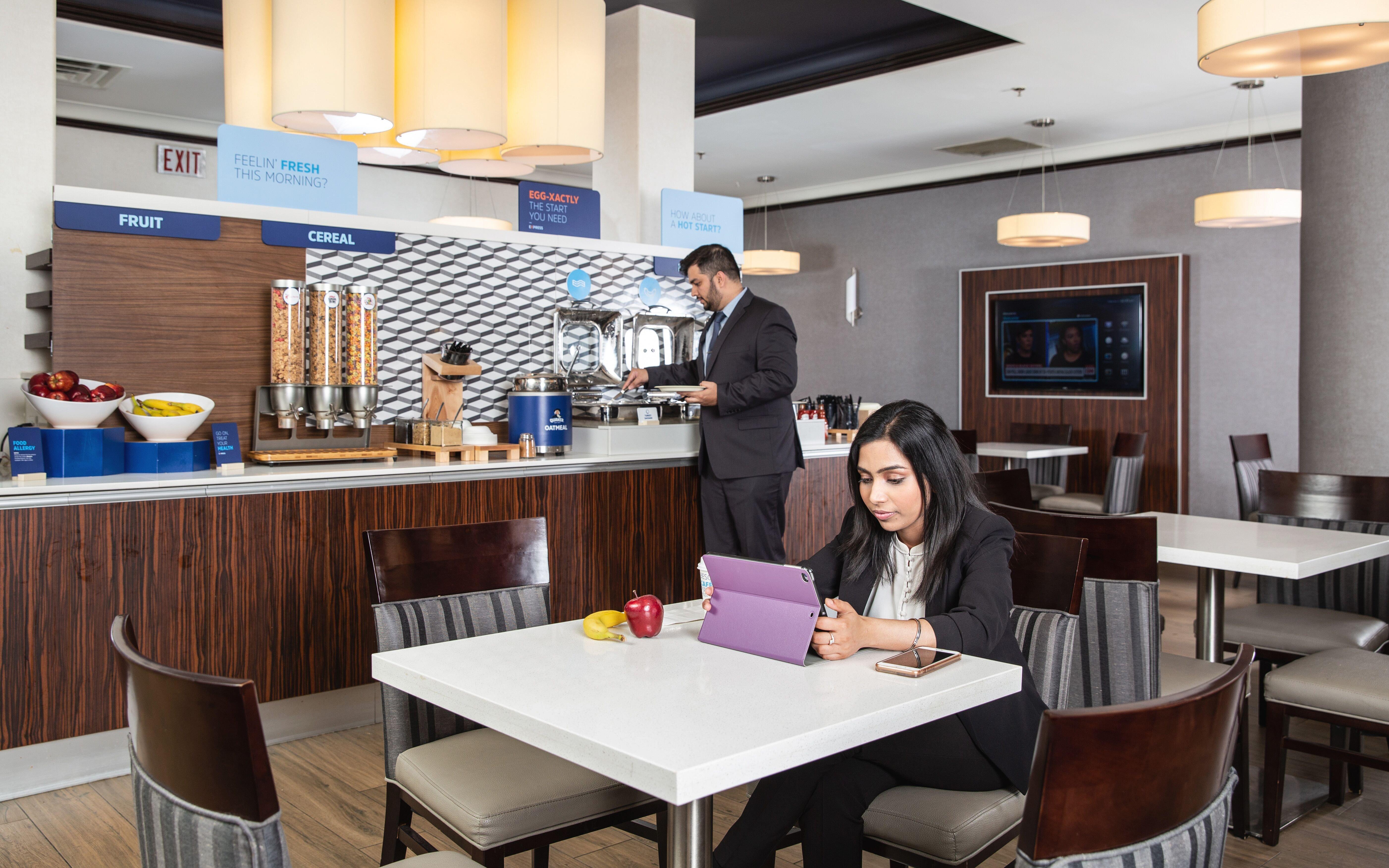 Holiday Inn Express Edmonton Downtown By Ihg Exterior photo