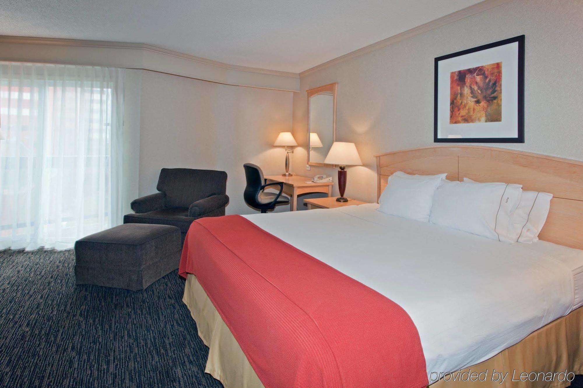 Holiday Inn Express Edmonton Downtown By Ihg Exterior photo