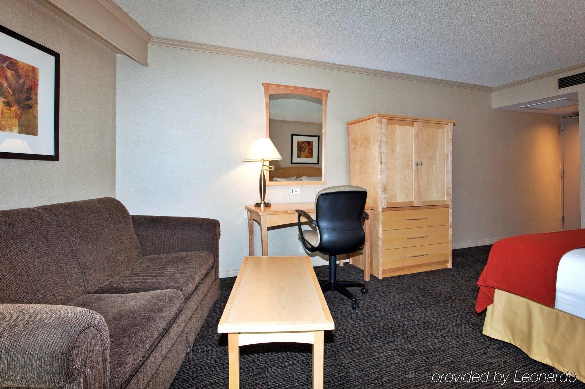 Holiday Inn Express Edmonton Downtown By Ihg Exterior photo