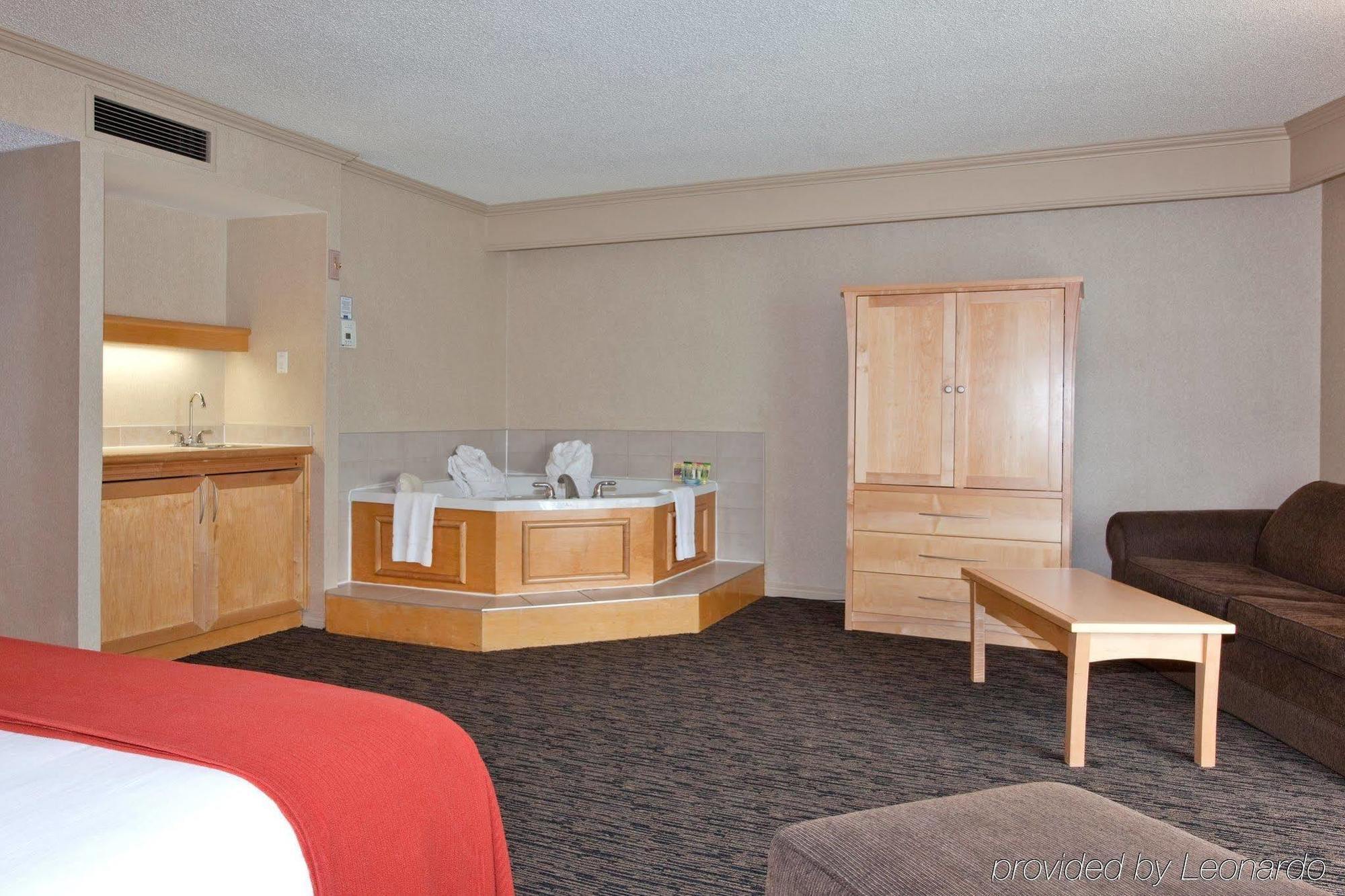Holiday Inn Express Edmonton Downtown By Ihg Exterior photo